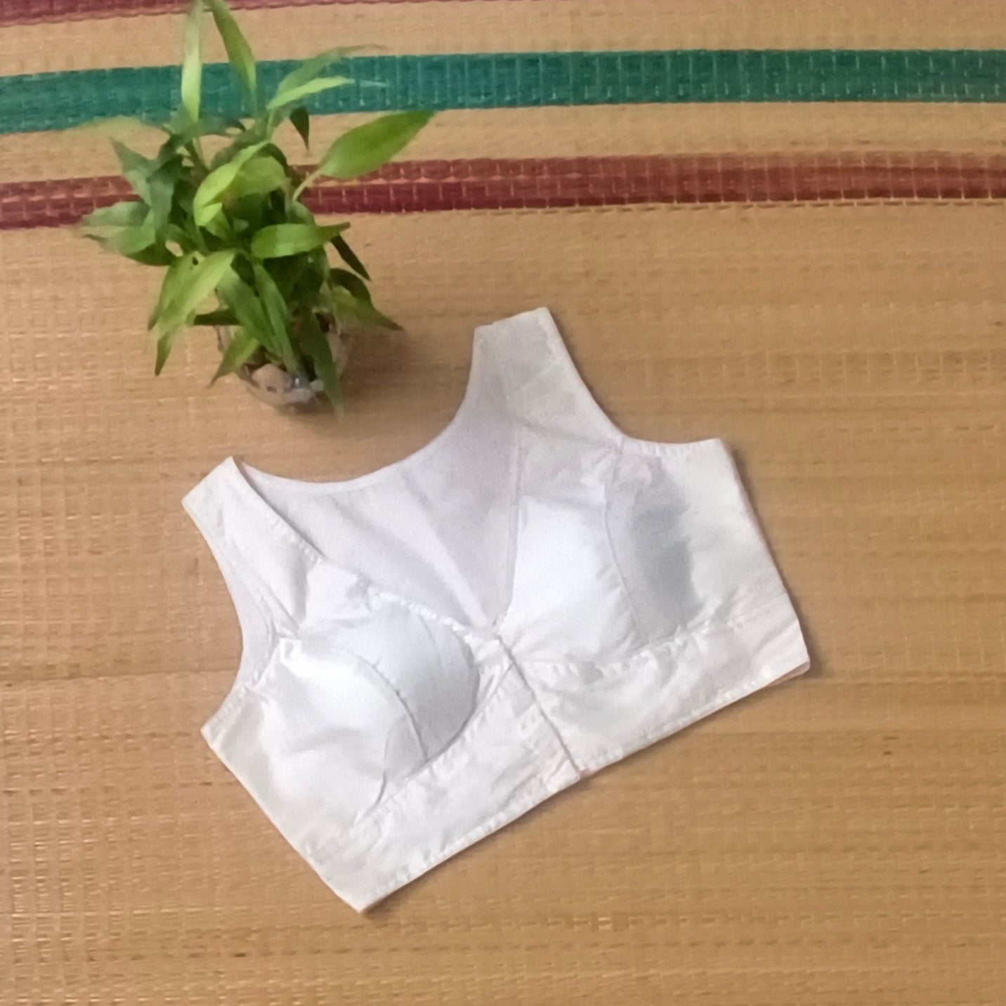 Off White plain front V-neck sleeveless blouse