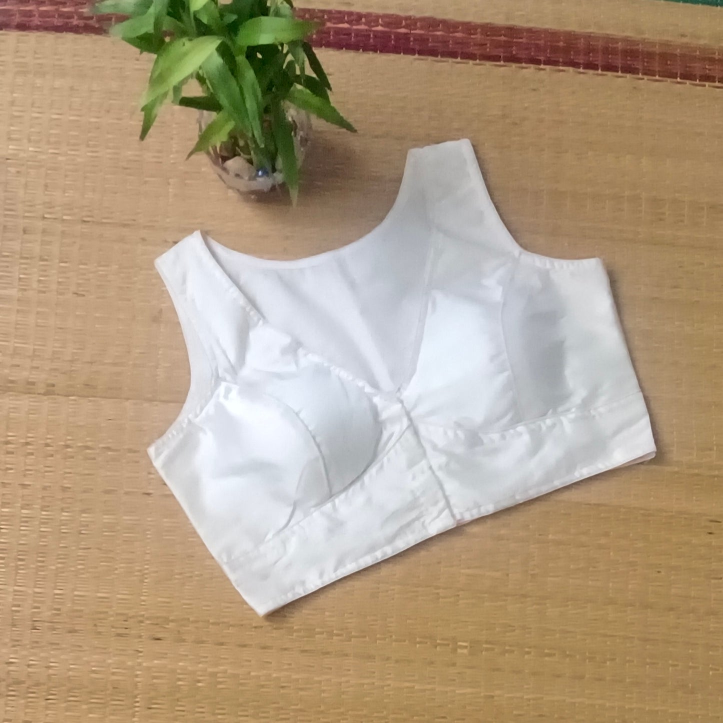 Off White plain front V-neck sleeveless blouse