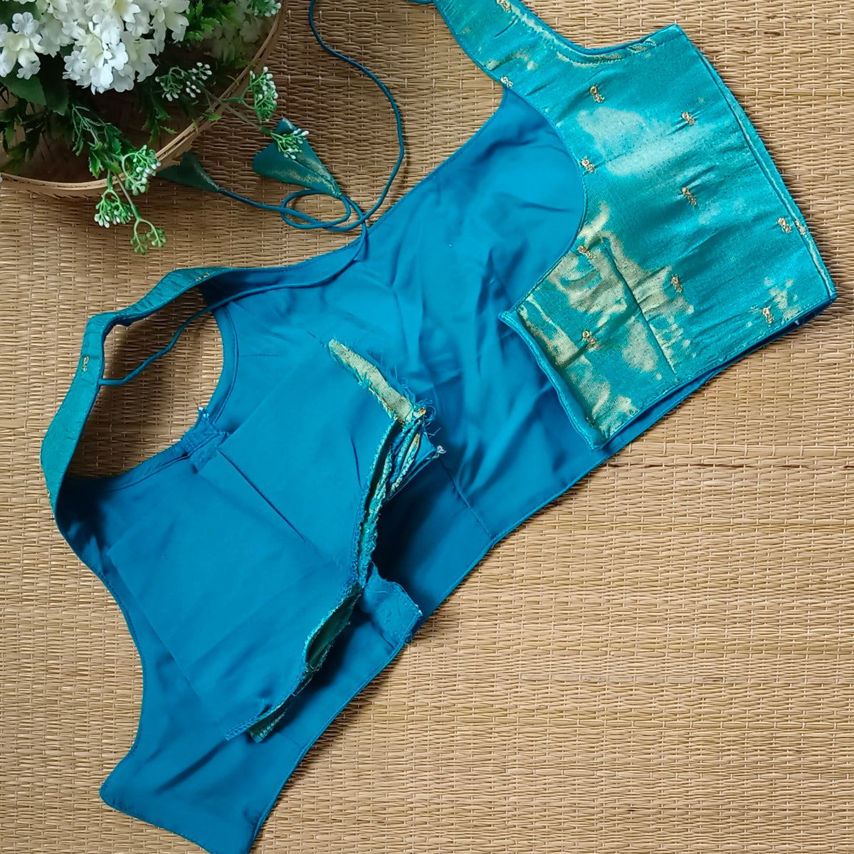 Blue metallic tissue sleeveless blouse